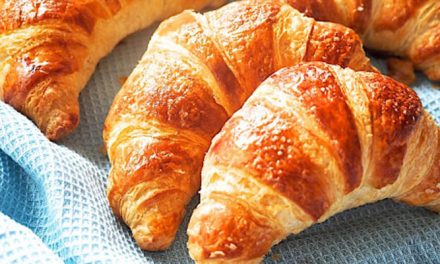 Roti Croissant Yang Berbentuk Seperti Sabit