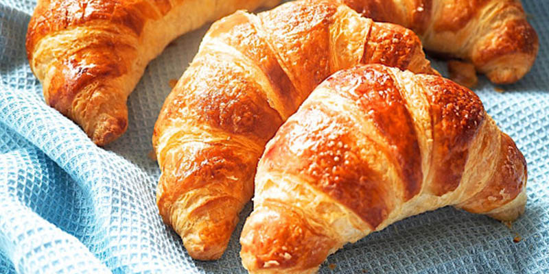 Roti Croissant Yang Berbentuk Seperti Sabit