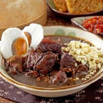 Hidangan Jawa Timur Yaitu Menyajikan Makanan Rawon
