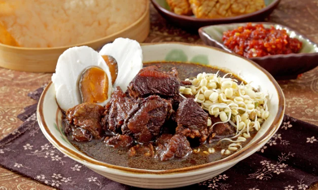 Hidangan Jawa Timur Yaitu Menyajikan Makanan Rawon