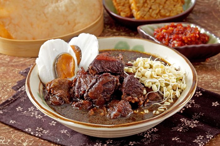 Hidangan Jawa Timur Yaitu Menyajikan Makanan Rawon