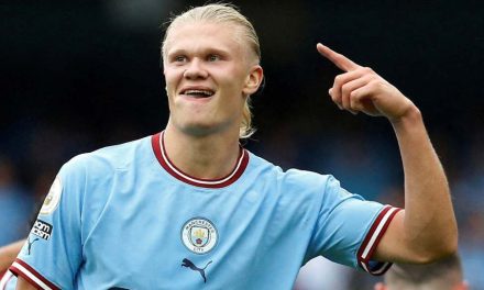 Pesepakbola Profesional Haaland Dengan Postur Tinggi Berisi