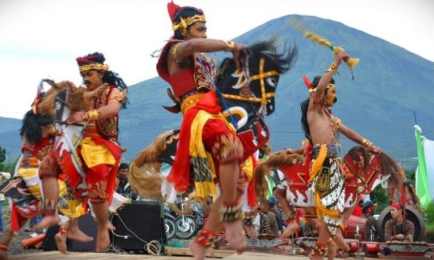 Pertunjukan Tradisional Jawa Yaitu Atraksi Kuda Kepang