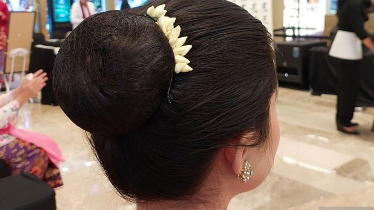 Penataan Rambut Tradisional Konde Untuk Membentuknya