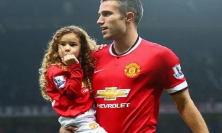 Pesepakbola Asal Belanda Yaitu Robin Van Persie Sebagai Striker