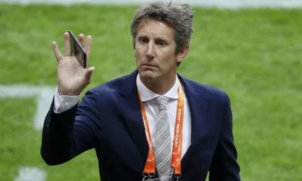 Kiper Manchester United Van Der Sar Sang Legenda