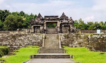 Pertahanan Dari Musuh Membangun Sebuah Benteng Besar