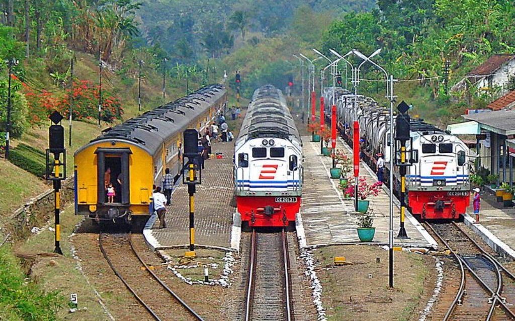 Jalur Rel Kereta Api Untuk Pengguna Transportasi Umum Darat