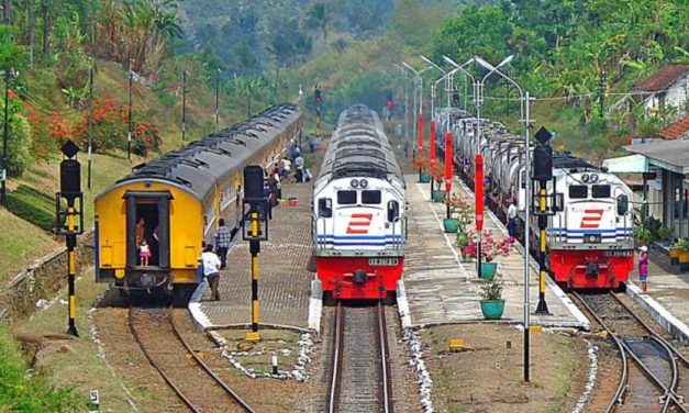 Jalur Rel Kereta Api Untuk Pengguna Transportasi Umum Darat