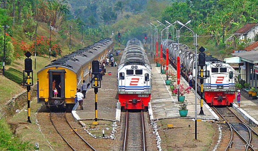Jalur Rel Kereta Api Untuk Pengguna Transportasi Umum Darat