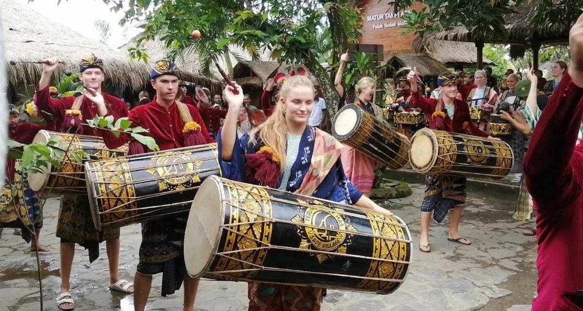 Permainan Musik Dengan Menggunakan Alat Gendang