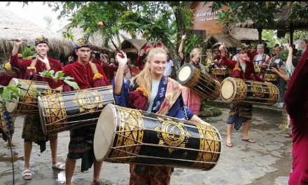 Permainan Musik Dengan Menggunakan Alat Gendang