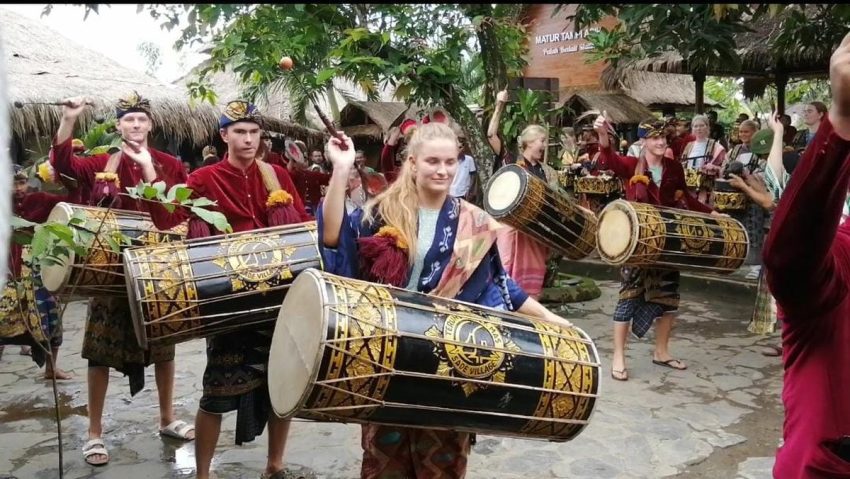 Permainan Musik Dengan Menggunakan Alat Gendang