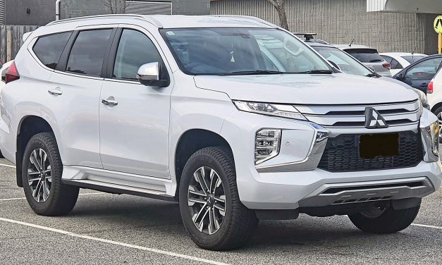 Kendaraan Sport Mitsubishi Pajero Yang Umu Di Gunakan