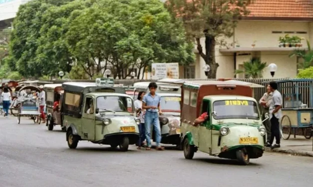 Kendaraan Transportasi Bemo Yang Bentuknya Unik