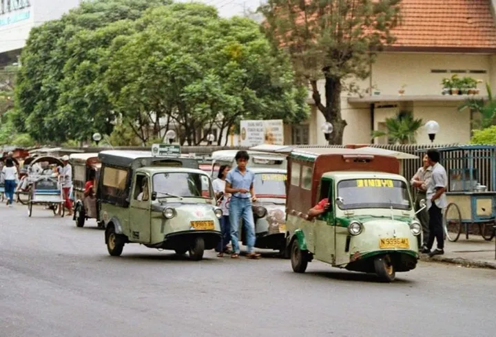 Kendaraan Transportasi Bemo Yang Bentuknya Unik