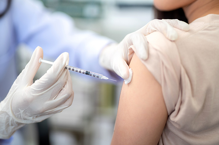 Penyuntikan Biologis Vaksin Kepada Seseorang