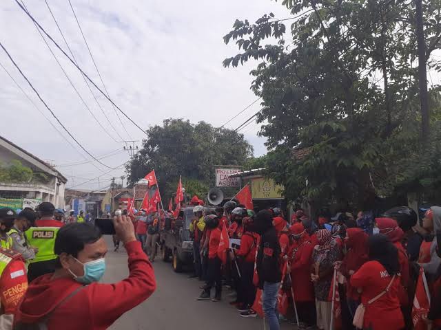 Sekelompok Orang Preman Yang Suka Mersahkan Warga