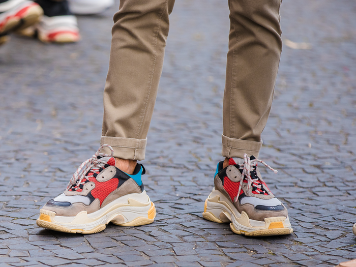 Sebuah Kemajuan Peradaban Dengan Adanya Sepatu Alas Kaki