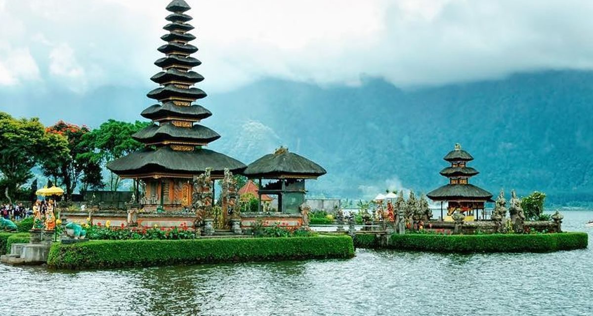 Sebuah Cekungan Perairan Danau Yang Dalam