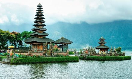 Sebuah Cekungan Perairan Danau Yang Dalam