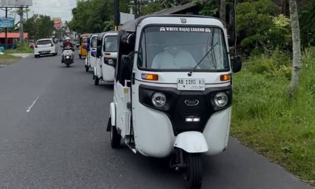 Kendaraan Umum Transportasi Bajaj Yang Cukup Unik
