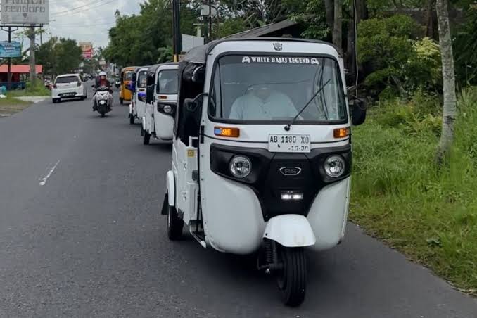 Kendaraan Umum Transportasi Bajaj Yang Cukup Unik