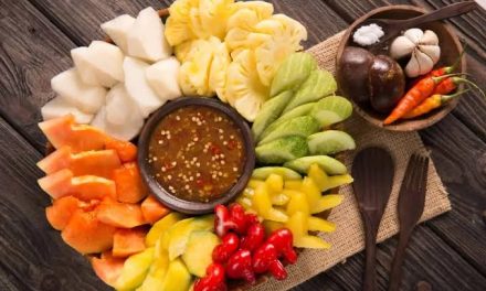 Makanan Campuran Buah Rujak Dengan Bumbu