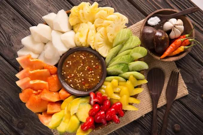 Makanan Campuran Buah Rujak Dengan Bumbu