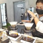 Seorang Pekerja Barista Dengan Tujuan Membuat Minuman