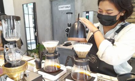 Seorang Pekerja Barista Dengan Tujuan Membuat Minuman