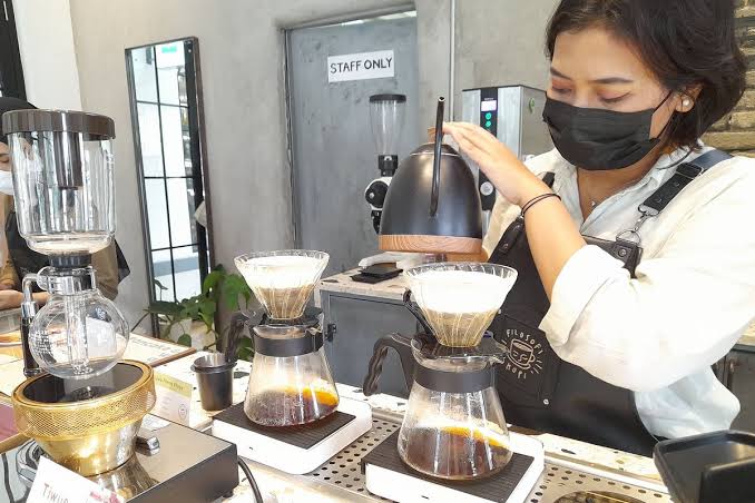 Seorang Pekerja Barista Dengan Tujuan Membuat Minuman
