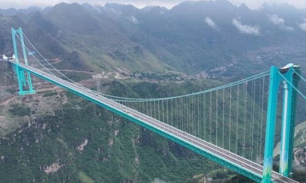 Sebuah Penyeberangan Jembatan Yang Cukup Kuat