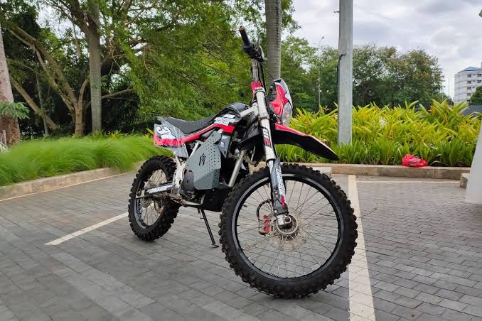 Sebuah Kendaraan Offroad Pada Sepeda Motor KLX