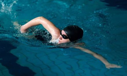 Suatu Kegiatan Positif Berenang Dengan Baik